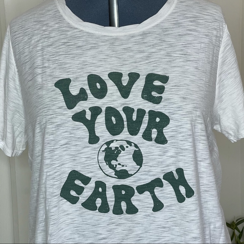 🌵White Burnout Graphic Tee “LOVE YOUR EARTH” NWT